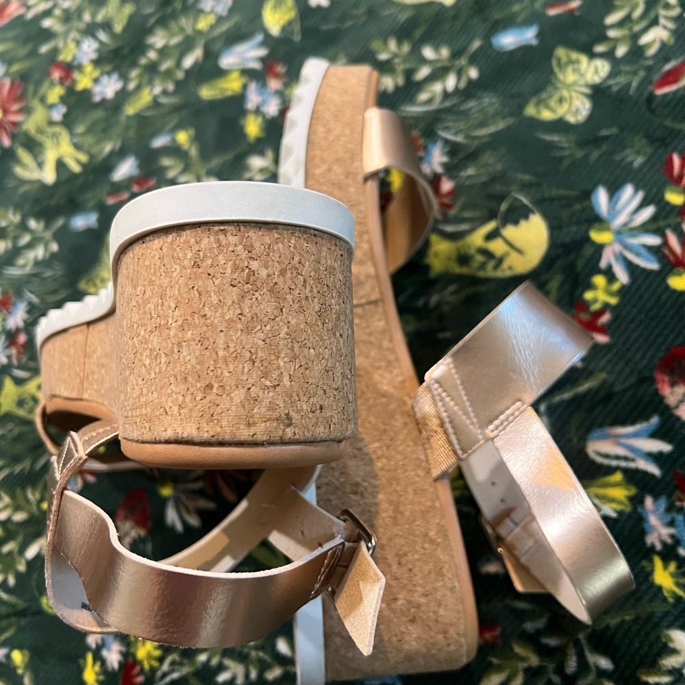 Time and Tru Women's Gold Sandals - Picture 4 of 9